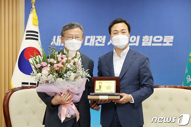28일 퇴임한 대전시 김명수 과학부시장(왼쪽)이 이택구 행정부시장으로부터 감사패를 받고 있다. (대전시 제공) ©뉴스1