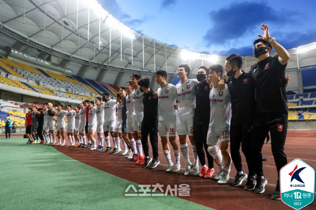 부천FC 선수들이 지난 26일 부산 아이파크와의 2022 K리그2 원정에서 2-0으로 승리한 뒤 세리머니를 펼치고 있다. 한국프로축구연맹