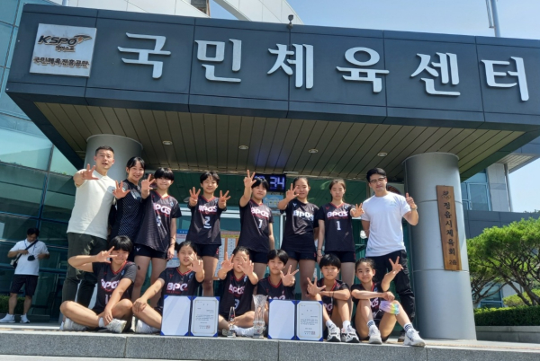 '2022 정향누리배 전국남녀 중고 배구대회'에서 동메달을 딴 인천 부평여중 배구단의 모습. 사진｜부평여중 제공