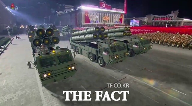 북한의 대구경 방사포 차량이 이동하고 있다./조선중앙통신 미국의소리방송(VOA)