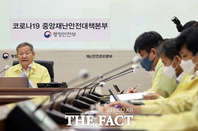 29일 새벽부터 오전까지 서울, 경기, 인천, 세종, 강원, 충청, 전북지역에 예비특보가 발표됨에 따라 정부는 28일 저녁 8시부로 중앙재난안전대책본부 1단계 가동에 들어갔다. 중앙재안언전대책본부장인 이상민 행정안전부 장관이 지난 24일 오전 정부세종청사에서 중앙재난안전대책본부 회의를 주재하고 있다. /행정안전부