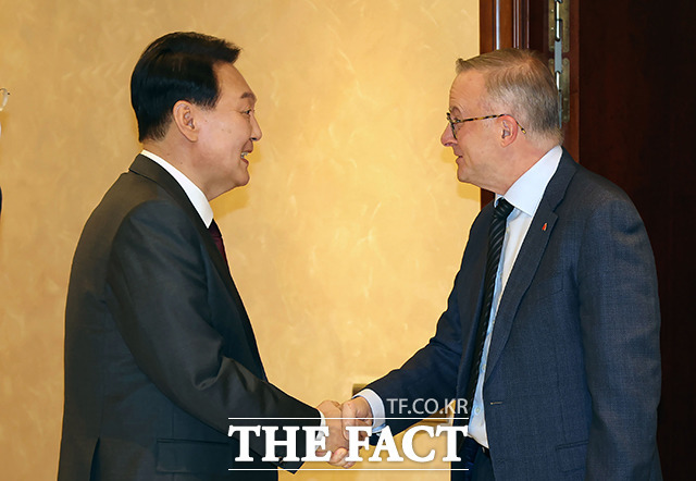 윤석열 대통령과 앤서니 알바니스 호주 총리와 대화를 인사를 나누고 있다.