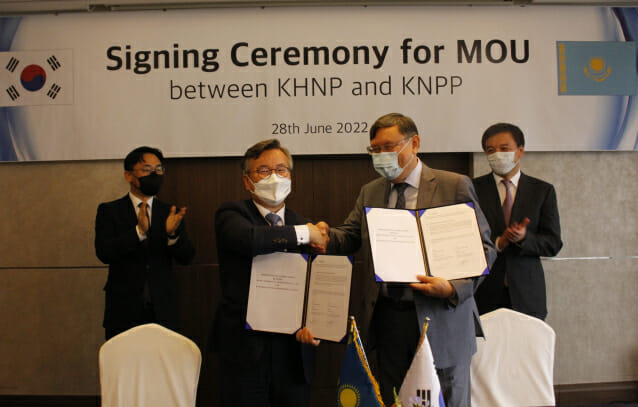 남요식 한국수력원자력 성장사업본부장(왼쪽)과 잔티킨 타무르 KNPP CEO가 28일 서울 롯데호텔에서 원전사업 협력을 위한 양해각서(MOU)를 교환하면서 악수를 나누고 있다.