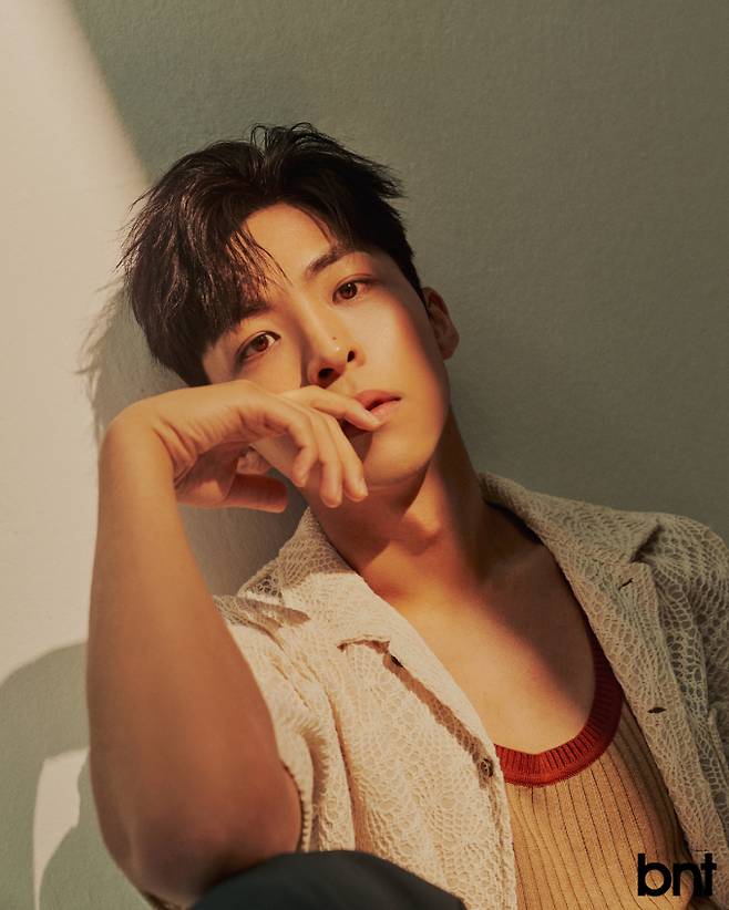 아이보리 오픈 칼라 셔츠는 앤더슨벨, 오트밀 컬러 슬리브리스는 자라 제품.