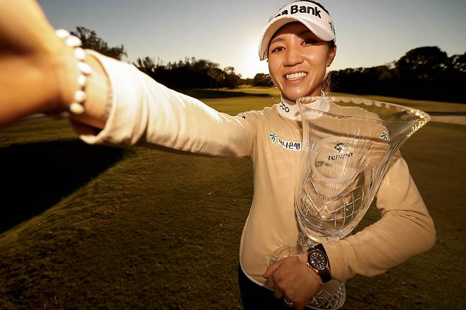 리디아 고가 지난 1월 31일 미국여자프로골프(LPGA)투어 게인브리지 LPGA에서 우승컵과 함께 기뻐하며 사진을 찍고 있다./AFP연합뉴스