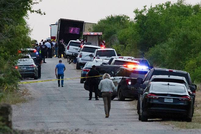 대형 트레일러 안에서 40구 이상의 시신이 발견된 미국 텍사스 샌안토니오 외곽 지역 사고 현장. / 로이터 뉴스1
