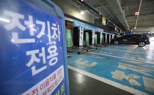 서울 시내의 한 대형쇼핑몰 주차장에 전기 자동차 충전소. /뉴스1