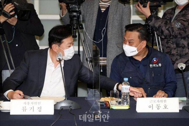 최저임금위원회 근로자위원인 이동호 한국노총 사무총장(오른쪽)과 사용자위원인 한국경영자총협회 류기정 전무(왼쪽)가 5일 오후 서울 중구 한국프레스센터에서 열린 최저임금위원회 올해 첫 전원회의에 참석한 모습. ⓒ데일리안 홍금표 기자