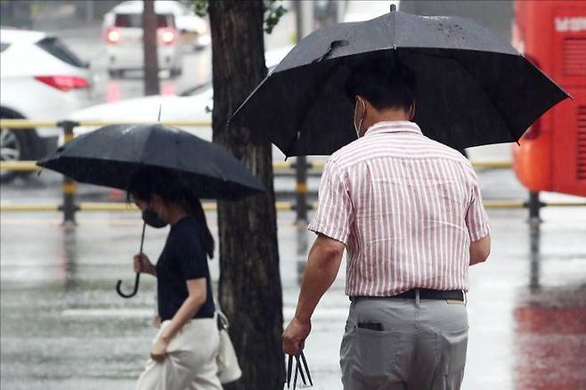 서울 중구의 한 거리에서 우산을 쓴 시민들이 길을 지나고 있다. ⓒ데일리안 홍금표 기자