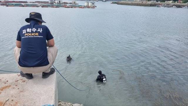 실종된 조유나양(10) 일가족을 수색 중인 경찰이 28일 오후 3시20분쯤 전남 완도군 신지면 송곡항 인근 방파제 앞 바다에서 2018년식 아우디 차량 구조물을 발견, 조사하고 있다. 2022.6.28/광주경찰청 제공