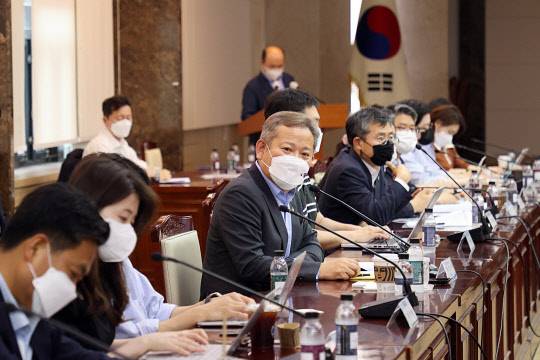 28일 서울 종로구 정부서울청사에서 행정안전부 출입기자 간담회가 열렸다. 이상민 장관이 기자들의 질문에 답하고 있다. <행정안전부 제공>