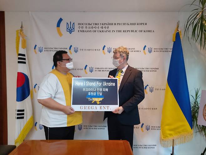 지난 27일 김태영 그레가 대표(왼쪽)가 Here I Stand For Ukraine 공연 수익금을 주한 우크라이나 대사관에 전달하고 있다.