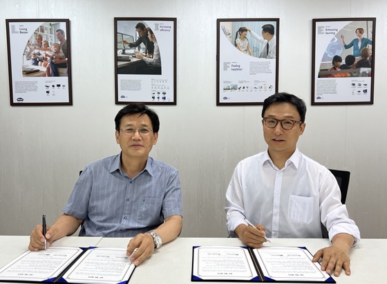벤큐코리아 소윤석 지사장(좌)과 한국게임미디어협회 이택수 회장.