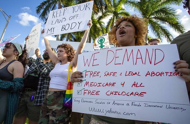 미국 플로리다주 마이애미의 플로리다국제대 캠퍼스에서 학생들이 임신중지권 보호를 요구하는 시위를 하고 있다. 플로리다주는 15주 이후의 임신중지를 금지하는 법을 만들었다. 마이애미/EPA 연합뉴스