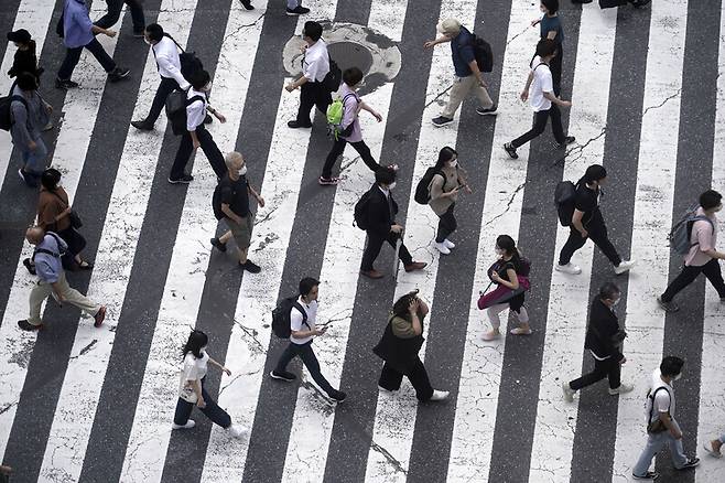 일본 도쿄 시부야의 한 횡단보도를 시민들이 건너고 있다. 도쿄/AP 연합뉴스