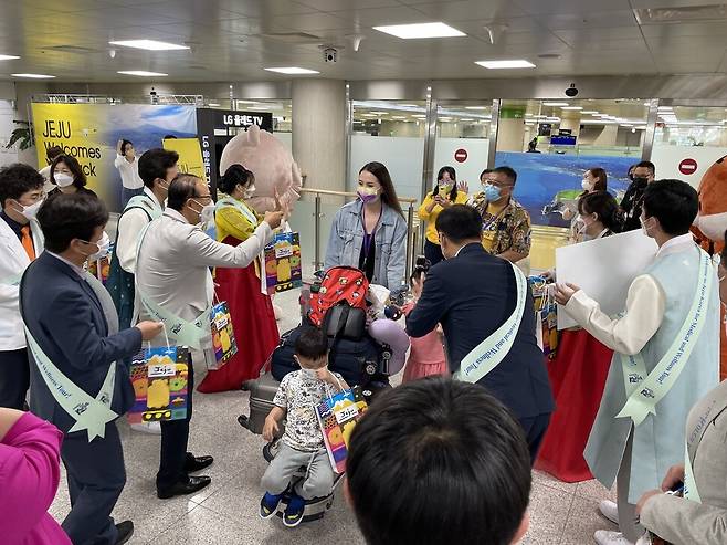 제주관광공사가 지난 22일 제주국제공항에서 의료 웰니스 전세기 상품을 통해 제주에 들어온 몽골 관광객들을 환영하고 있다. 제주관광공사 제공