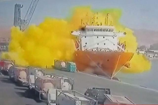 요르단 현지 알 마믈라카 방송이 방영한 27일 아카바 항구의 유독가스 유출 장면. 선박에서 크레인으로 운송하던 저장탱크가 추락해 노란색 유독가스가 퍼지고 있다. 아카바=AFP 연합뉴스