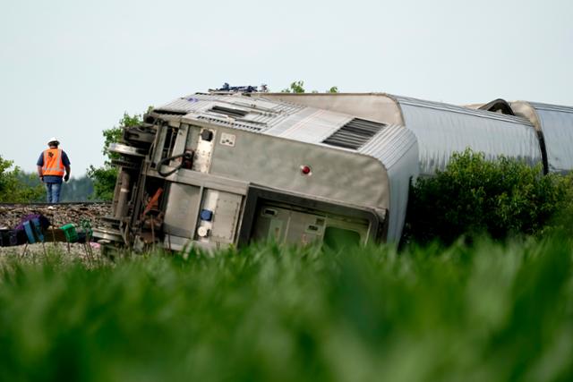 미 미주리주 멘던 인근에서 27일 암트랙 열차가 건널목에 있던 덤프트럭과 충돌 후 탈선해 철로변에 쓰러져 있다. 멘던=AP 뉴시스