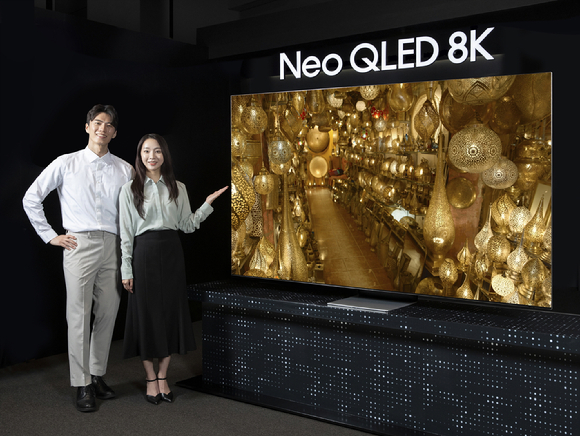 삼성전자 모델이 서울 서초동에 위치한 삼성전자 홍보관 딜라이트에서 2022년형 네오 QLED 8K 제품을 선보이고 있다. [사진=삼성전자]