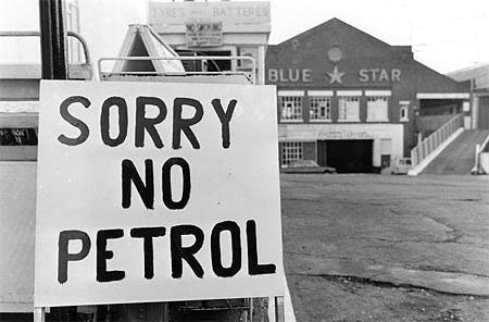 1970년대 오일쇼크 로 미국의 한 주유소에‘기름 없음’이라는 문구가 붙어있다. [중앙포토]