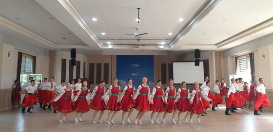 므리야 댄스팀은 이번달 30일 세계문화댄스페스티벌에서 우크라이나 전통복장을 입고 우크라이나 전통 춤을 선보일 예정이다. 사진 이히 할테 디히 제공