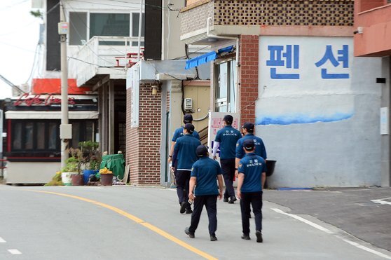 27일 전남 완도군 신지면에서 경찰이 실종된 조유나(10)양 가족을 찾고 있다. 뉴스1
