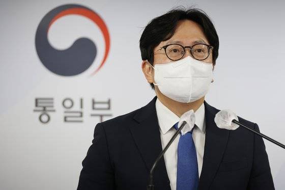 조중훈 통일부 대변인이 28일 오후 정부서울청사 브리핑실에서 장마철 접경지역 홍수피해 예방 관련 통일부 입장을 발표하고 있다. 연합뉴스