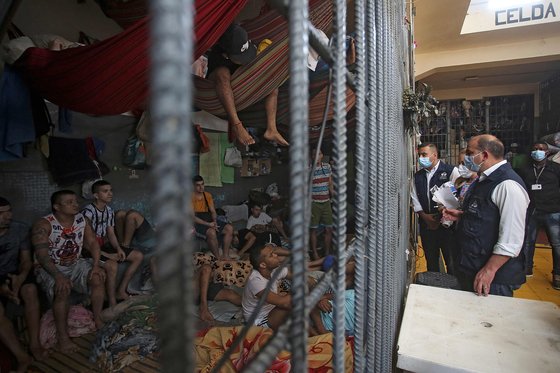 콜롬비아 교도소는 재소자가 넘쳐나 열악한 환경에 놓여있다. 지난 3월 감독관이 교도소를 시찰하는 모습. AFP=연합뉴스