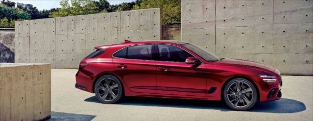 < G70 슈팅브레이크 공개 > 현대자동차는 제네시스 G70에 트렁크 공간을 확장한 레저용 모델인 ‘G70 슈팅브레이크’를 27일 공개했다. 다음달 7일부터 국내 시장에서 판매하는 G70 슈팅브레이크 가격은 기본 모델이 4310만원, 스포츠 모델이 4703만원부터다. 현대차 제공