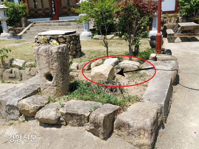 ‘공순아찬 신도비’는 사찰(남산사)의 정원석으로 쓰이다가 발견됐다. 남산사의 석오 주지스님은 “천리향이라는 나무를 심으려고 이 정원석을 비켜놓았는데, 그 돌에 ‘김(金)’을 비롯한 글자들이 새겨져 있는 것을 보게되어 박홍국 교수에게 알린 것”이라고 밝혔다.|오세윤 작가 촬영