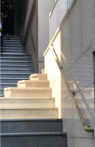 경북예술고의 건물 입구. 엘리베이터 없이 가파른 계단으로만 건물을 드나들 수 있다. 모이자 제공