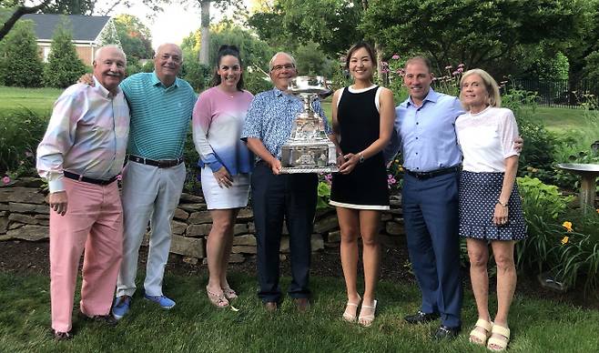 전인지(오른쪽에서 3번째)가 28일 미국 펜실베이니아주 랭커스터CC에서 교육재단 이사진 및 관계자들과 KPMG 위민스 PGA 챔피언십 트로피를 들고 기념촬영을 하고 있다. 박원 코치 제공