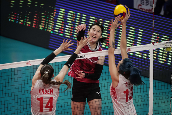 Park Jeong-ah attacks during a Volleyball Nations League match between Korea and Turkey held on June 20 in Brasilia, Brazil. [FIVB]