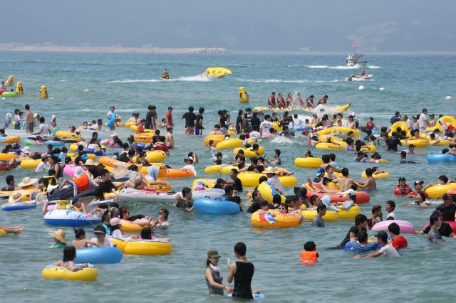 지난해 7월 강원도 동해 망상해변에서 피서객들이 물놀이를 즐기고 있다. 동해시 제공