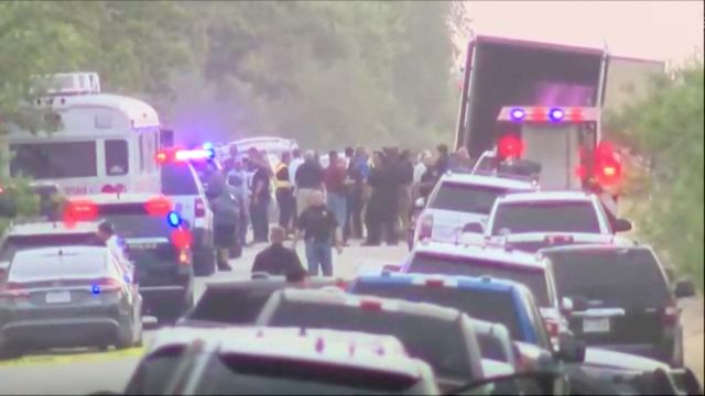 미국 텍사스주 샌안토니오시에 주차된 트레일러 안에서 시신 수십구가 발견돼 경찰이 조사를 하고 있다. AP/연합뉴스