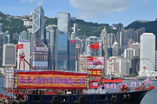 중국 국기인 오성홍기와 홍콩행정특별구 깃발을 단 선박 한 척이 28일 홍콩 빅토리아항을 통과하고 있다. 홍콩은 156년간의 영국 통치 후 1997년 7월 1일 중국에 반환됐다. AFP연합뉴스