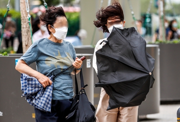 시민들이 28일 서울 중구 청계광장 인근에서 강한 바람을 뚫고 걸어가고 있다. 뉴시스