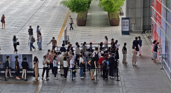 28일 오전 10시께 서울 용산구 국립중앙박물관 매표소 앞에 관람객들이 입장권을 구매하고자 줄 지어 있다. [이상현 기자]