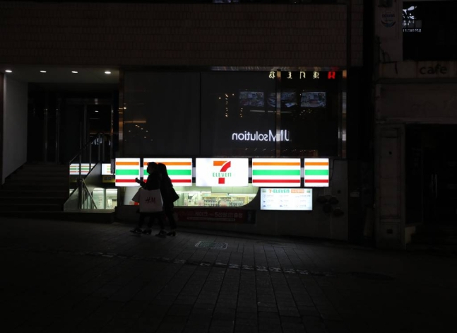 6일 오후 서울 중구 명동 거리의 편의점에 불이 켜져 있다. 2020.12.06. /사진=뉴시스 (기사와 직접 관련 없음)