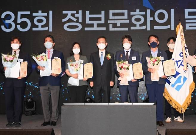 조청식 시장권한 대행(오른쪽 2번째)이 이종호 과학기술정보통신부 장관(가운데) 등과 기념촬영을 하고 있다. / 사진제공=수원시