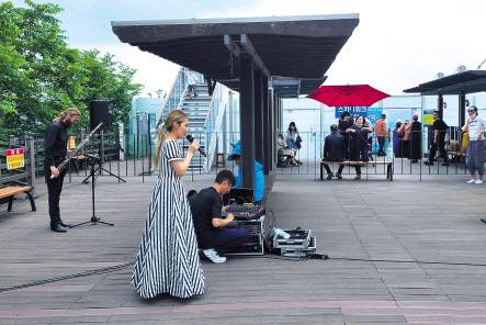 정선 병방치 아페라그룹 공연. 바순 연주엔 의 캐나다출신 이색, 노래엔 소프라노 남수정.