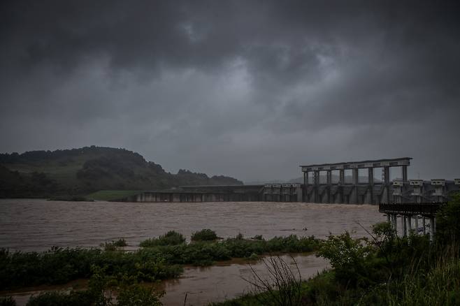 장마전선 영향으로 북한 지역에 집중호우가 지속되는 가운데 28일 경기도 연천군 군남홍수조절댐이 임진강 상류에서 흘러 들어온 물을 방류하고 있다. [연합]