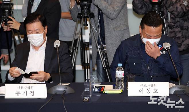 최저임금위원회 근로자위원인 이동호 한국노총 사무총장(오른쪽)과 사용자위원인 한국경영자총협회 류기정 전무가 지난 4월 5일 오후 서울 중구 한국프레스센터에서 열린 최저임금위원회 올해 첫 전원회의에 참석해 자리에 앉아 있다. 박종민 기자