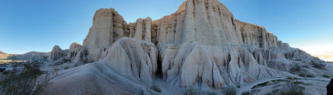 회색빛 사암은 주름 기둥뿐 아니라 많은 자연동굴도 가지고 있다.