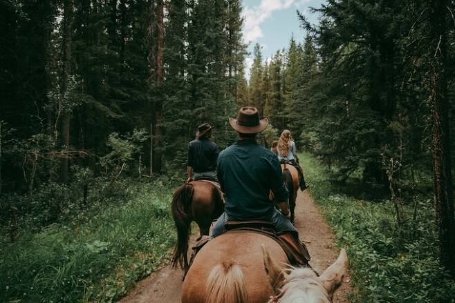Horseback riding at Boundary Ranch. 캐나다관광청 제공