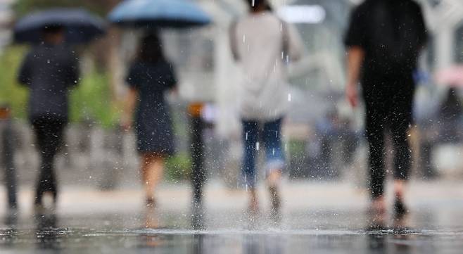 지난 27일 오후 서울 시내의 거리에 비가 내리고 있다. 연합뉴스