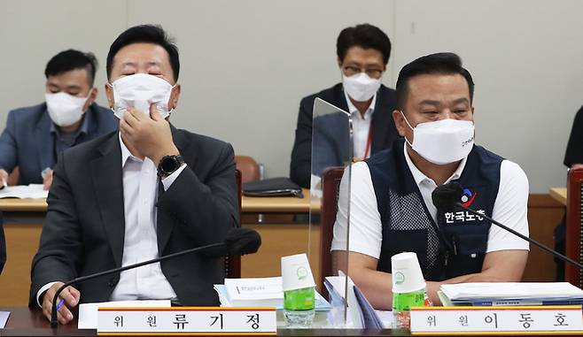 28일 오후 세종시 정부세종청사 최저임금위원회 회의실에서 열린 제7차 전원회의에서 사용자위원인 류기정 한국경영자총협회 전무(왼쪽)와 근로자위원인 이동호 한국노총 사무총장이 고민 가득한 표정으로 회의를 기다리고 있다. 뉴스1