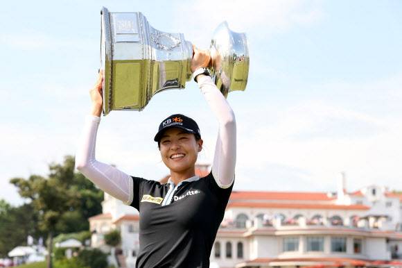 27일(한국시간) 미국 메릴랜드주 베세즈다의 콩그레셔널 컨트리클럽(파72·6831야드)에서 열린 미국여자프로골프(LPGA) 투어 메이저대회 ‘KPMG 여자 PGA 챔피언십’(총상금 900만 달러)에서 우승한 전인지가 트로피를 들고 기념촬영을 하고 있다. 3년 8개월 만에 우승한 전인지는 앞으로 ‘커리어 그랜드슬램’(메이저대회 5개 중 4개 이상 우승)에 도전하겠다는 뜻을 밝혔다. 메릴랜드 AFP 연합뉴스