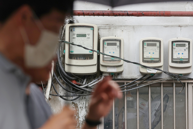 올해 3분기 전기요금의 연료비 조정단가 발표된 27일 오후 서울 시내의 전기계량기 앞을 시민들이 지나가고 있다. 연합뉴스