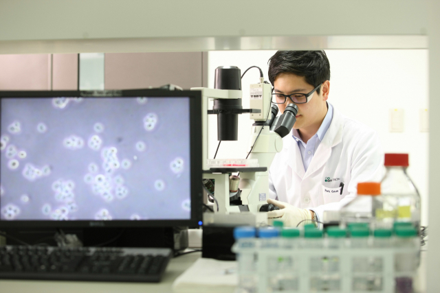 셀트리온 연구원이 인천 송도의 연구소에서 바이오의약품 연구를 하고 있다. 사진제공=셀트리온
